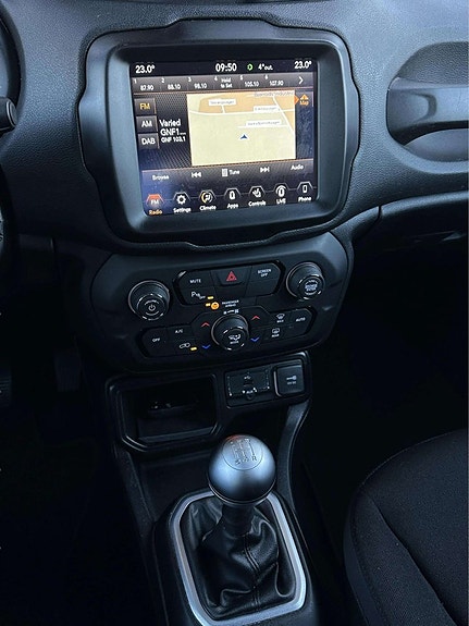 Jeep Renegade 15 of 24