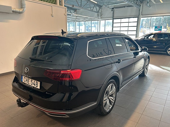 Volkswagen Passat Alltrack 3 of 5