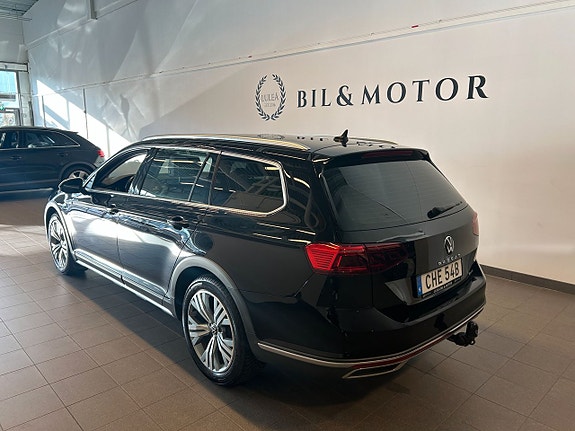 Volkswagen Passat Alltrack 2 of 5