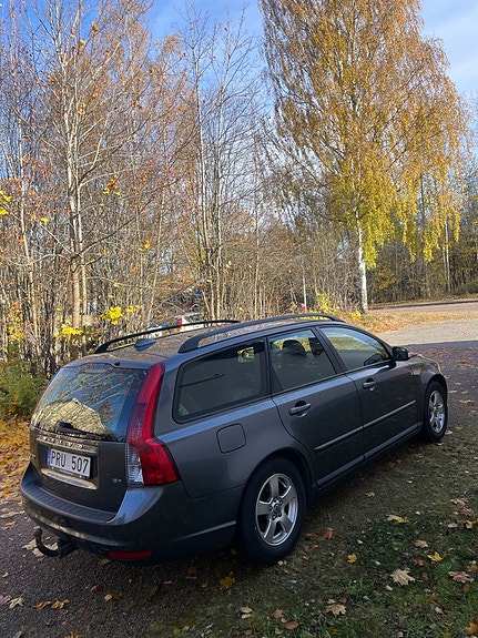 Volvo V50 3 of 5