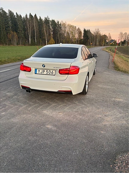 BMW 330e 2 of 5