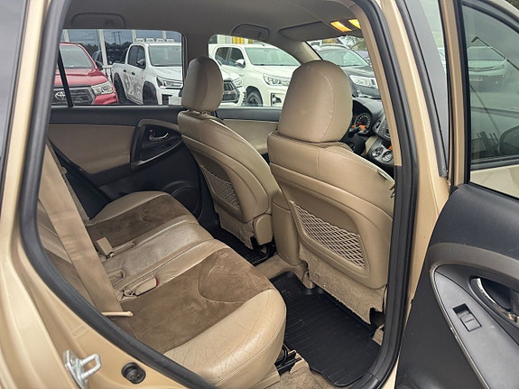 Toyota RAV4 10 of 20