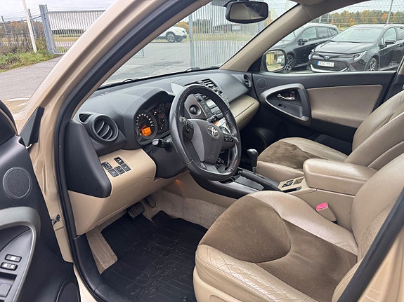 Toyota RAV4 13 of 20