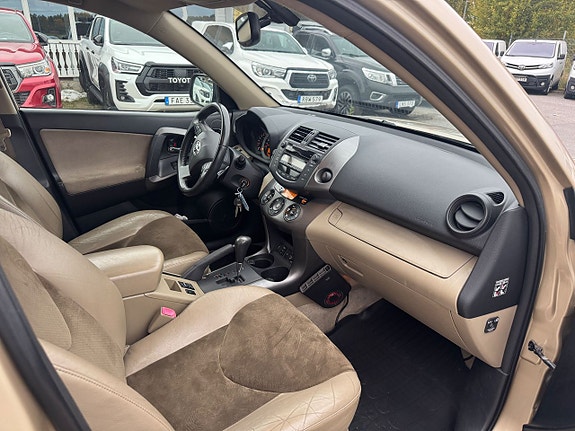 Toyota RAV4 9 of 20