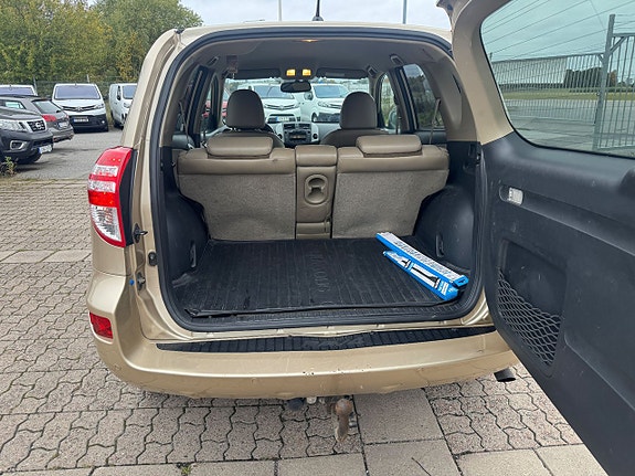Toyota RAV4 12 of 20