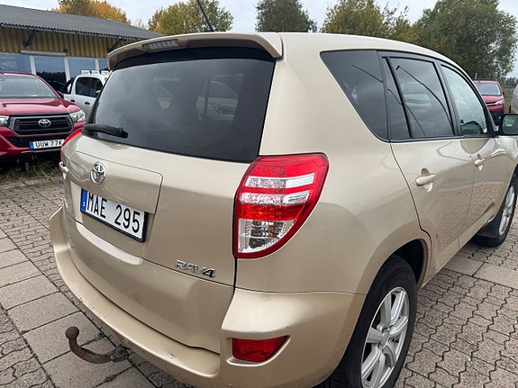 Toyota RAV4 8 of 20