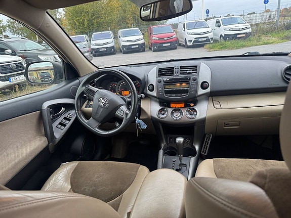 Toyota RAV4 11 of 20