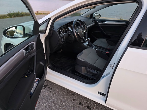 Volkswagen e-Golf VII 9 of 28