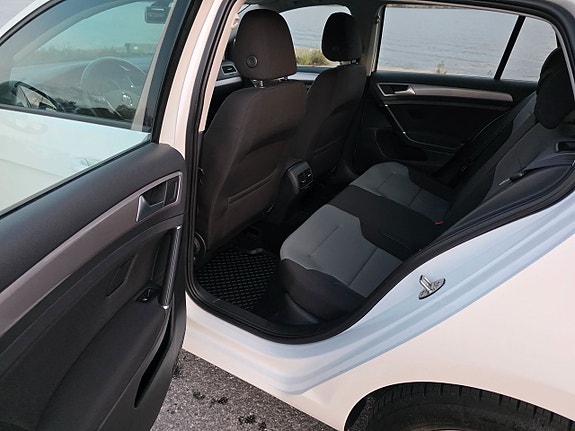 Volkswagen e-Golf VII 10 of 28
