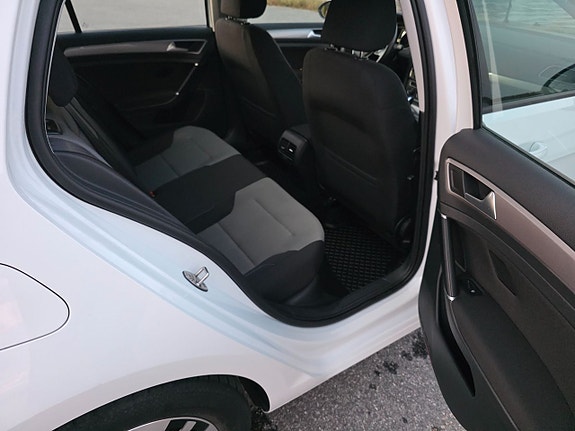 Volkswagen e-Golf VII 11 of 28
