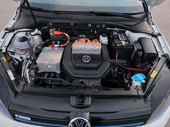 Volkswagen e-Golf VII 26 of 28