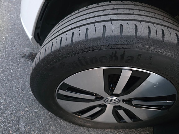Volkswagen e-Golf VII 25 of 28