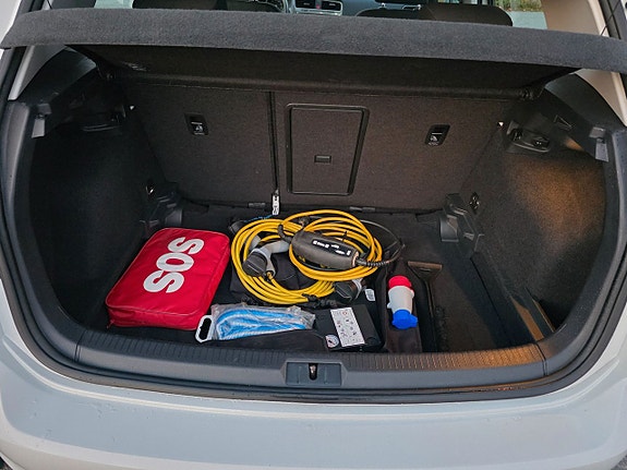 Volkswagen e-Golf VII 14 of 28