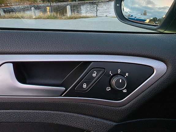 Volkswagen e-Golf VII 21 of 28