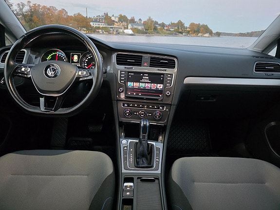 Volkswagen e-Golf VII 22 of 28
