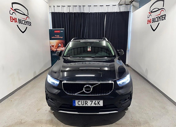 Volvo XC40 2 of 5