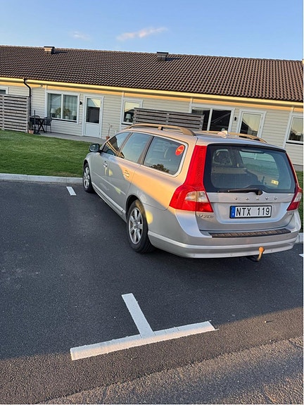 Volvo V70 2 of 5