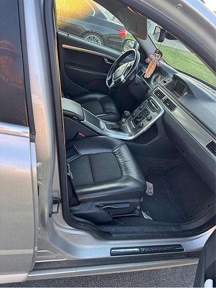Volvo V70 3 of 5