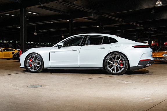 Porsche Panamera 4S 3 of 5