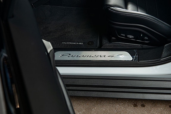 Porsche Panamera 4S 27 of 30