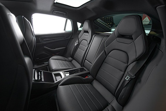 Porsche Panamera 4S 18 of 30