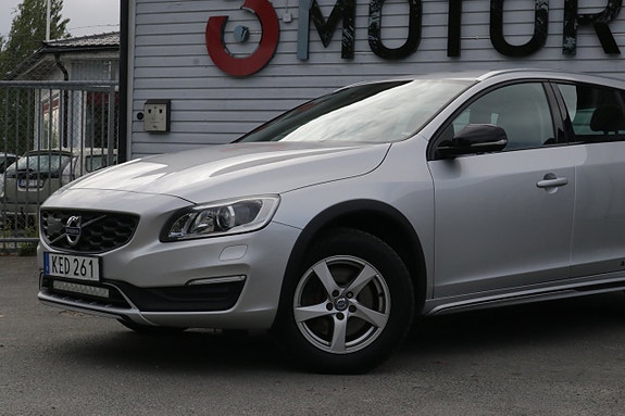 Volvo V60 Cross Country 2 of 5