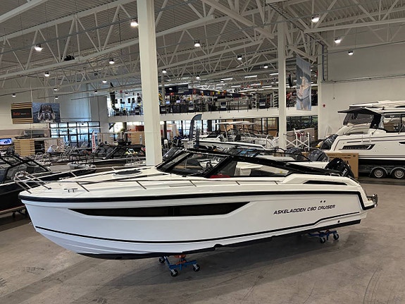 Mycket fin Askeladden C80 Cruiser 2022 Suzuki 300hk 4-takt