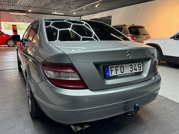 Mercedes-Benz C180 4 of 5