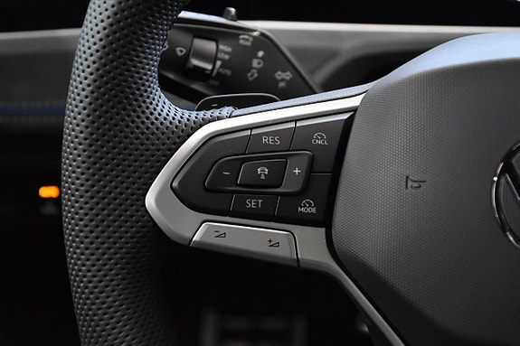 Volkswagen Passat 13 of 25