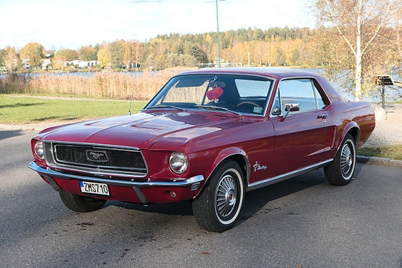 Ford Mustang 2 of 5