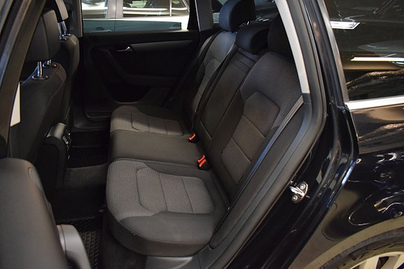 Volkswagen Passat 9 of 26