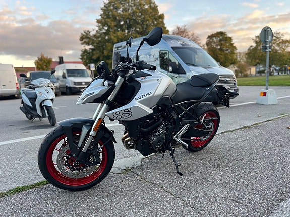 Suzuki GSX-8S 3 of 4