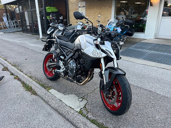 Suzuki GSX-8S 2 of 4