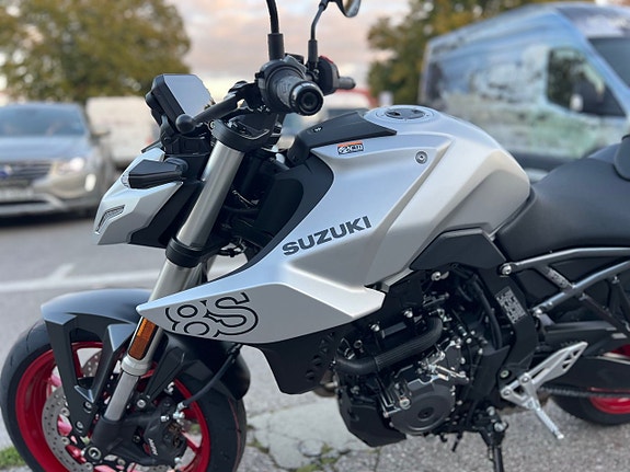 Suzuki GSX-8S 4 of 4