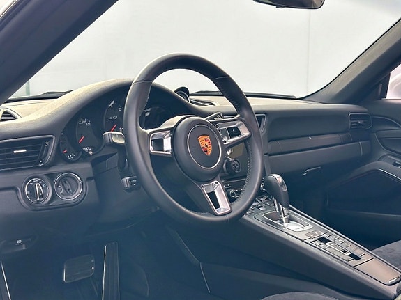 Porsche 911 Targa 4 GTS 8 of 16