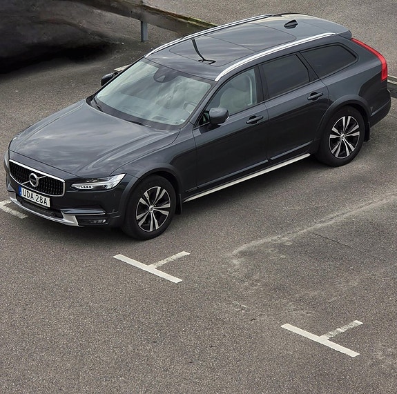 Volvo V90 Cross Country 2 of 13