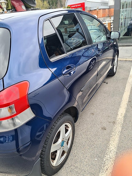 Toyota Yaris 2 of 4