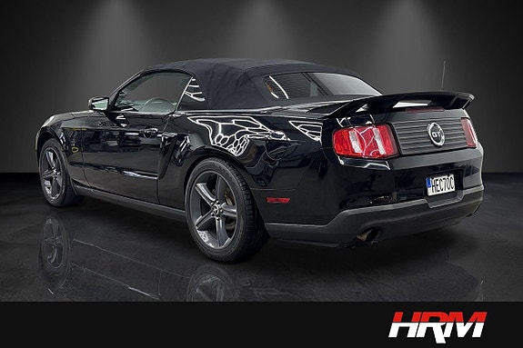 Ford Mustang 3 of 5