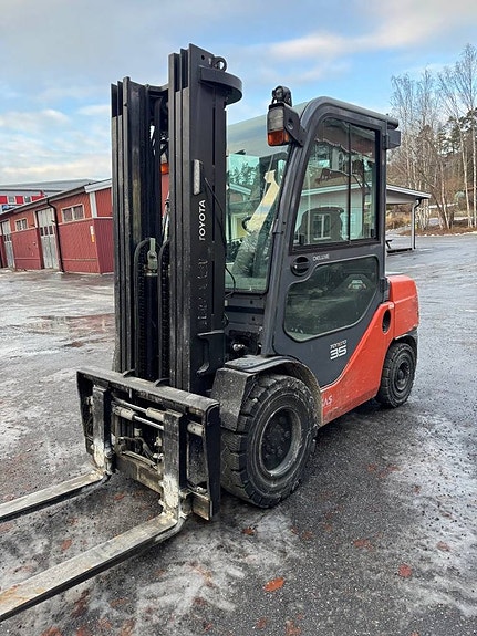 Toyota 3.5 tons dieseltruck med frisikt frilyft Deluxe hytt