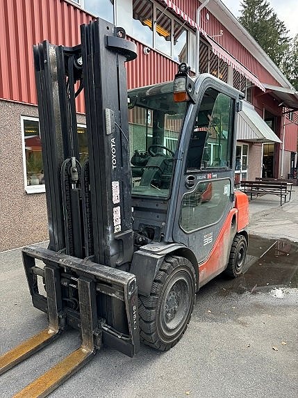 Toyota 3.5 tons dieseltruck med frisikt frilyft deluxe hytt