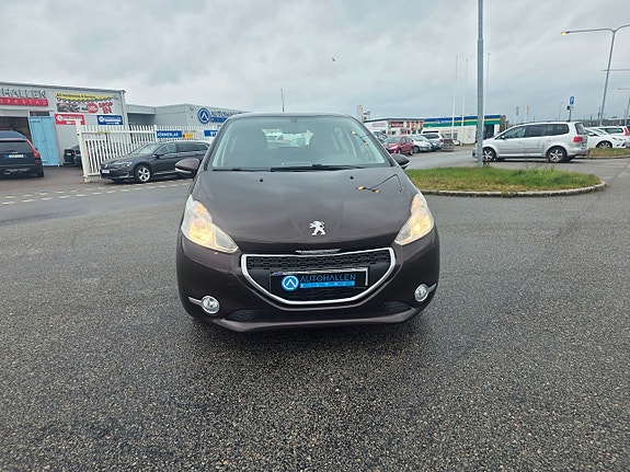 Peugeot 208 2 of 10