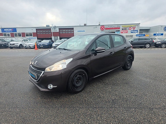 Peugeot 208 3 of 10