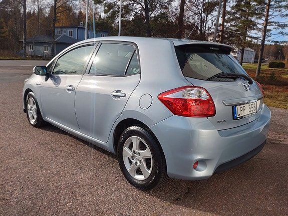Toyota Auris 2 of 5