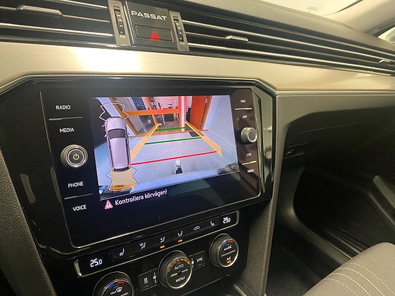 Volkswagen Passat Alltrack 12 of 18