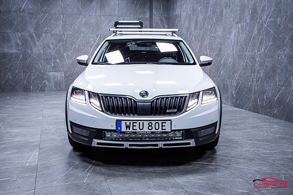 Skoda Octavia Scout 2 of 5
