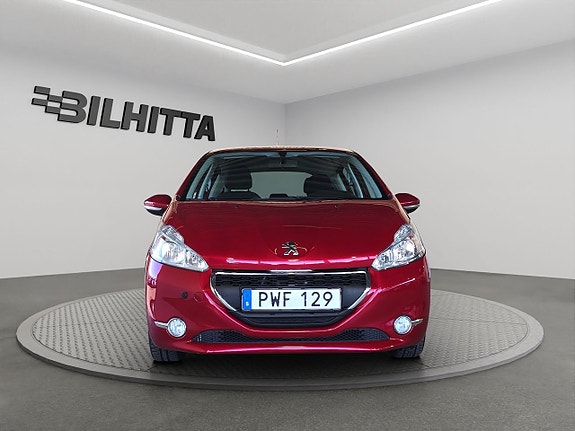 Peugeot 208 2 of 5
