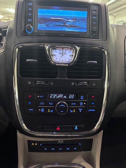 Lancia Voyager 15 of 23