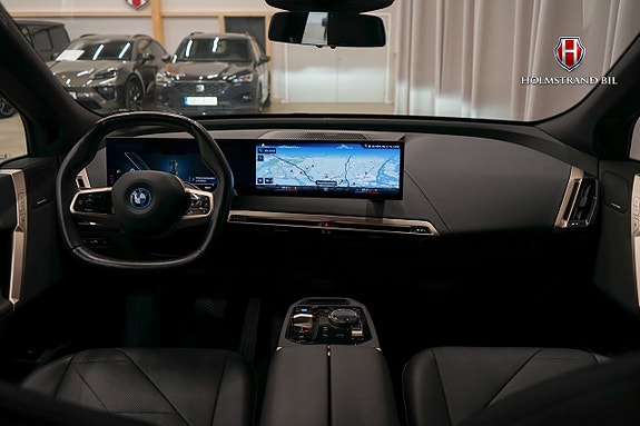 BMW iX 14 of 28