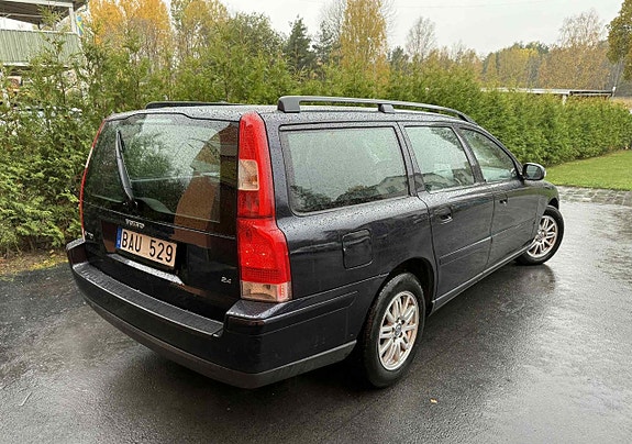 Volvo V70 2 of 5
