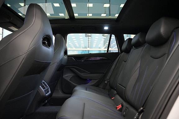 Volkswagen Passat 30 of 30